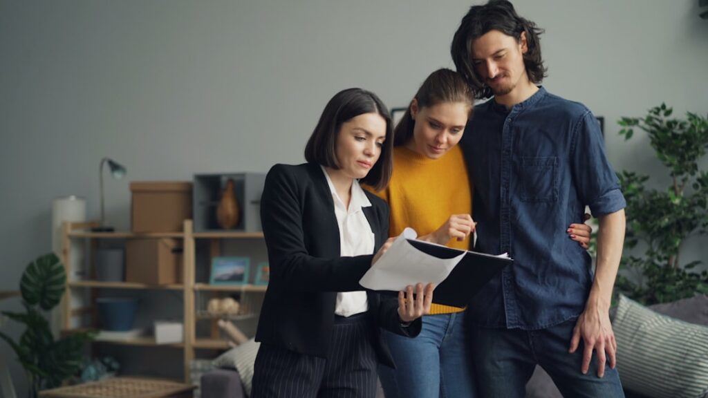 Holiday Rental Management Onboarding Checklist for Costa del Sol Owners 6 Property owner and manager reviewing a holiday rental handover checklist